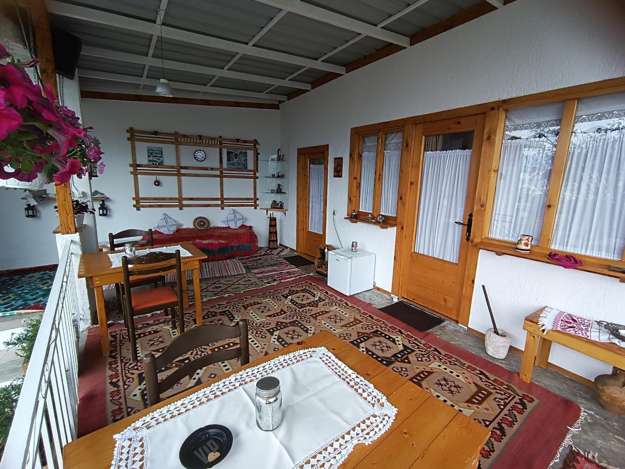 Tearra Guesthouse Gjirokastër Exterior foto